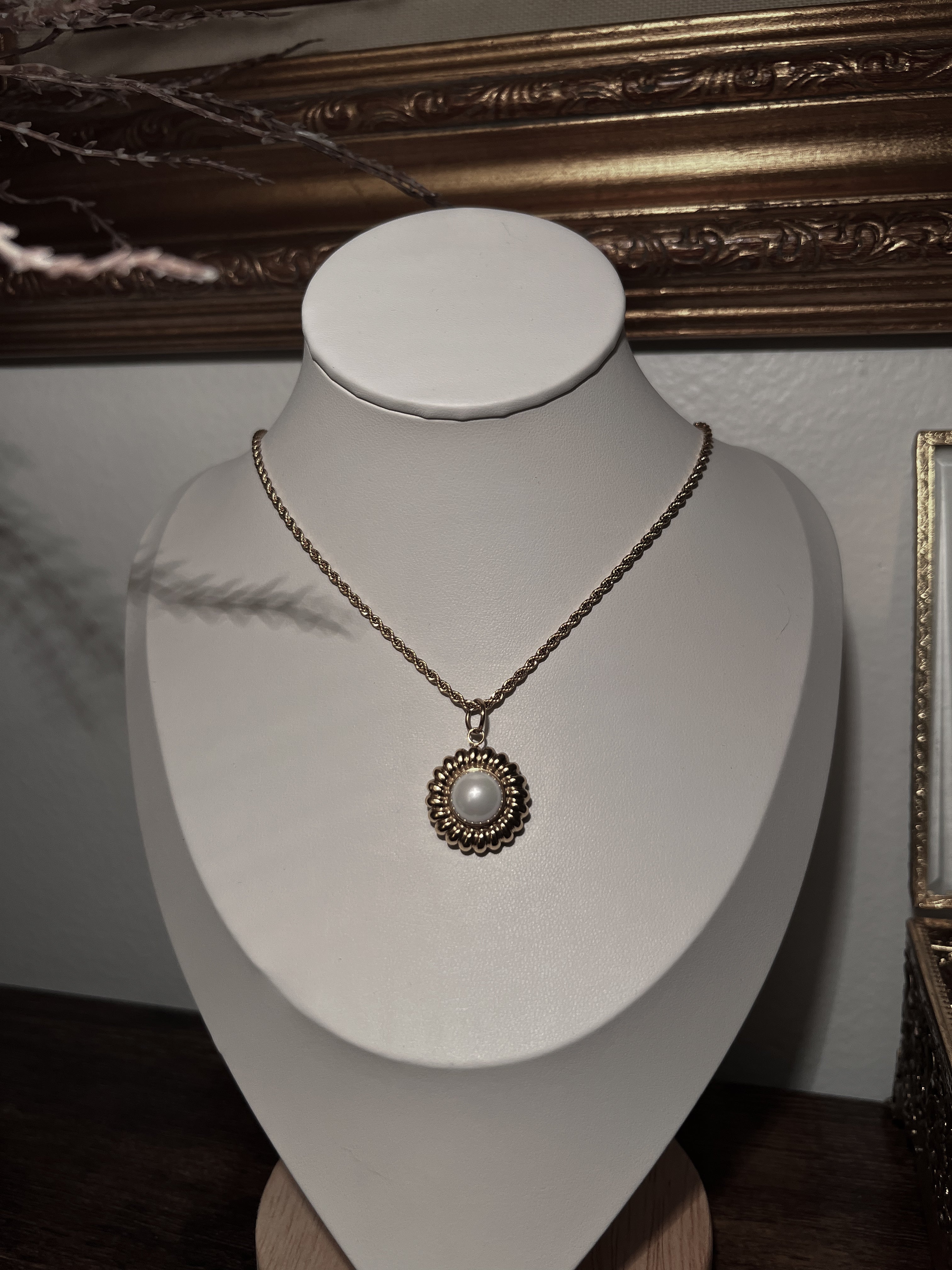 VAIGE One of One | Gold flower pearl necklace